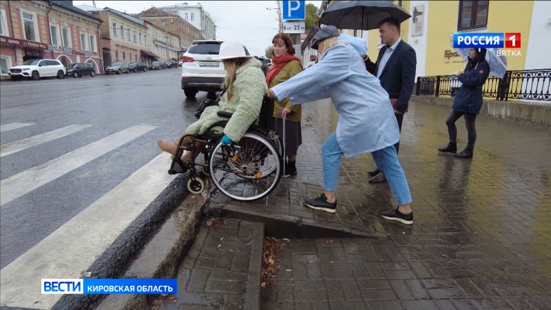 Маломобильным гражданам невозможно передвигаться по улице Ленина в исторической части Кирова