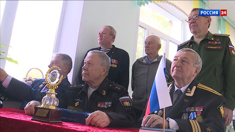 Учащиеся школы № 16 города Кирова встретились с вице-адмиралом Олегом Фалеевым