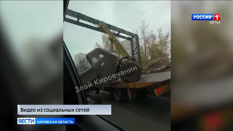 В Кирове на Мельничной автоэвакуатор повредил теплосеть