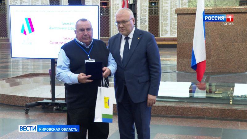 Губернатор Александр Соколов наградил кировчан медалью «Отец солдата»