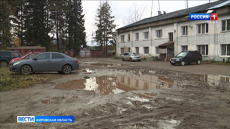 Во дворе дома по Советскому тракту в Кирове большегрузы разбили дорогу