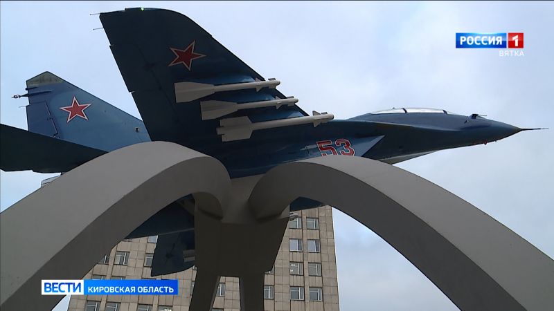 В Кирове торжественно открыли монумент «Славе не меркнуть, традициям жить!»