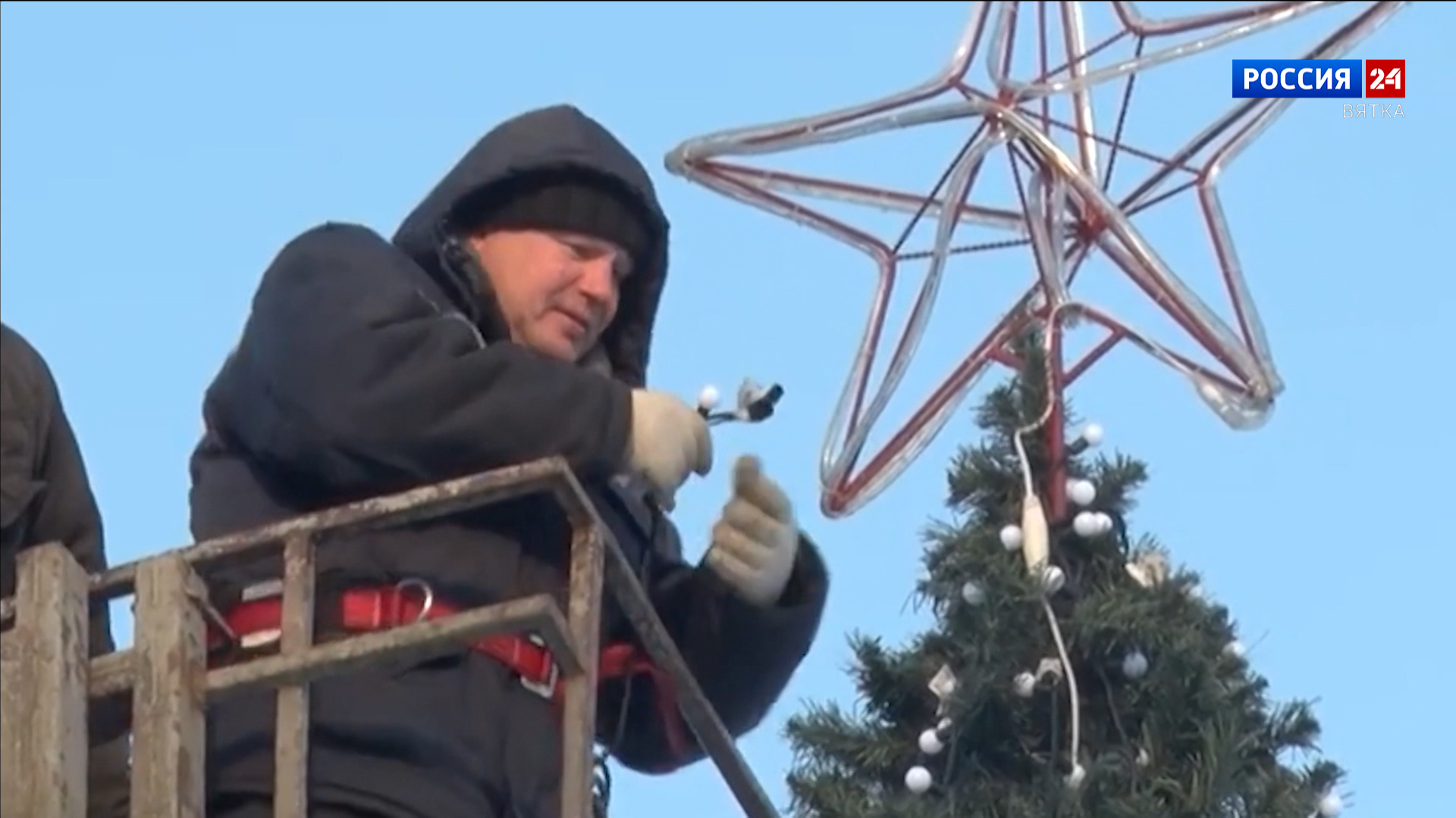 В Кирове продолжают установку новогодних елей