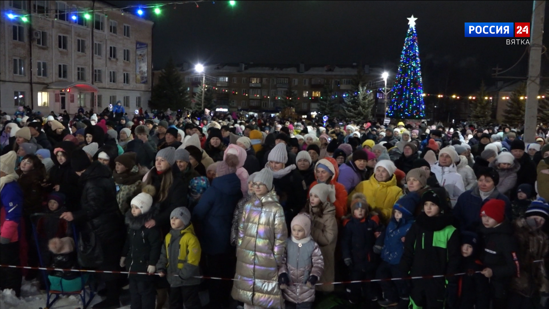 В Вятских Полянах на главной новогодней елке зажглись огни