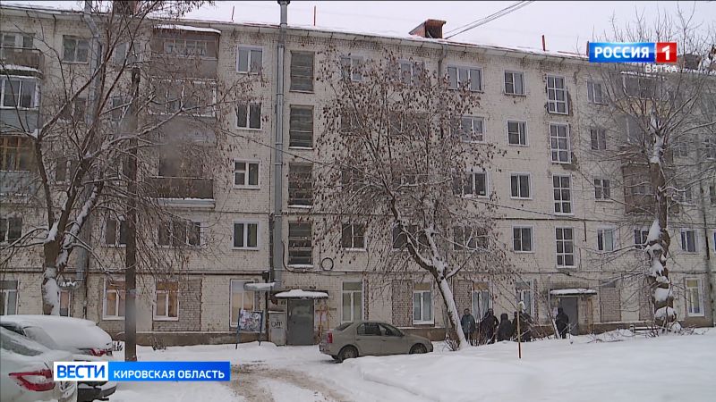 В Кирове жители дома по улице Красноармейской, 53 с июля живут без крыши над головой