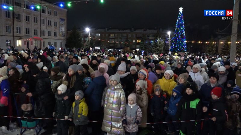 В Вятских Полянах на главной новогодней елке зажглись огни