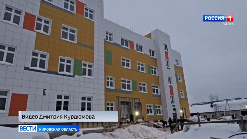 Региональный минздрав проверил ход строительства детской поликлиники в Слободском