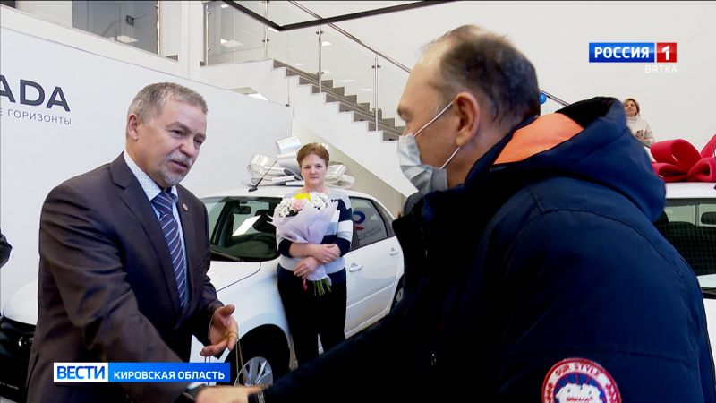 В Кирове вручили ключи от автомобилей людям, получившим травму на производстве