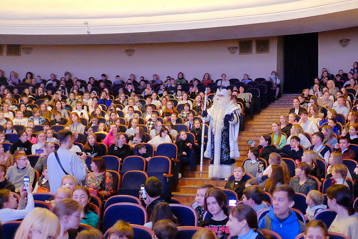 Губернаторская елка собрала в Вятской филармонии 465 детей