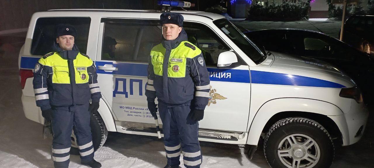 Кировские автоинспекторы в сильные морозы спасли людей на дороге