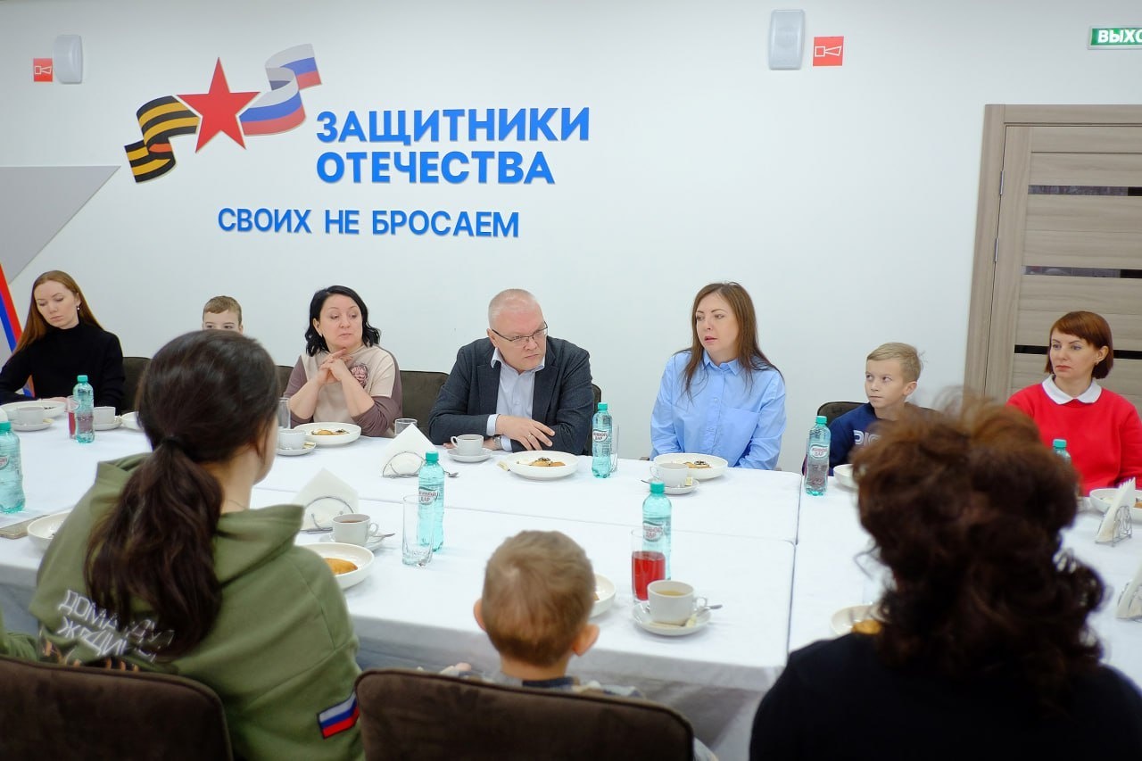 Губернатор Кировской области встретился с семьями военнослужащих