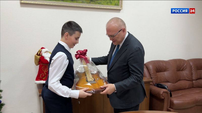 Губернатор Александр Соколов исполнил желание юного музыканта из Мурашей