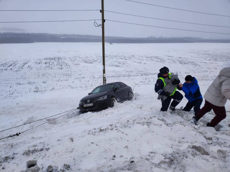 Сотрудники ГИБДД помогли на дороге  «Вятские Поляны - Кукмор» маме с маленьким ребенком