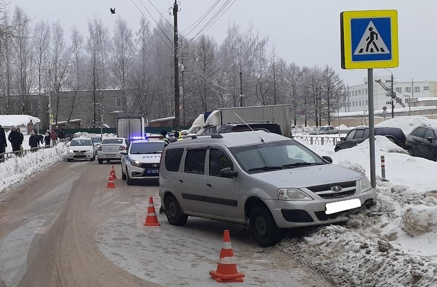 В четверг в Кирове два водителя автомобилей «Лада Ларгус» сбили пешеходов на пешеходных переходах