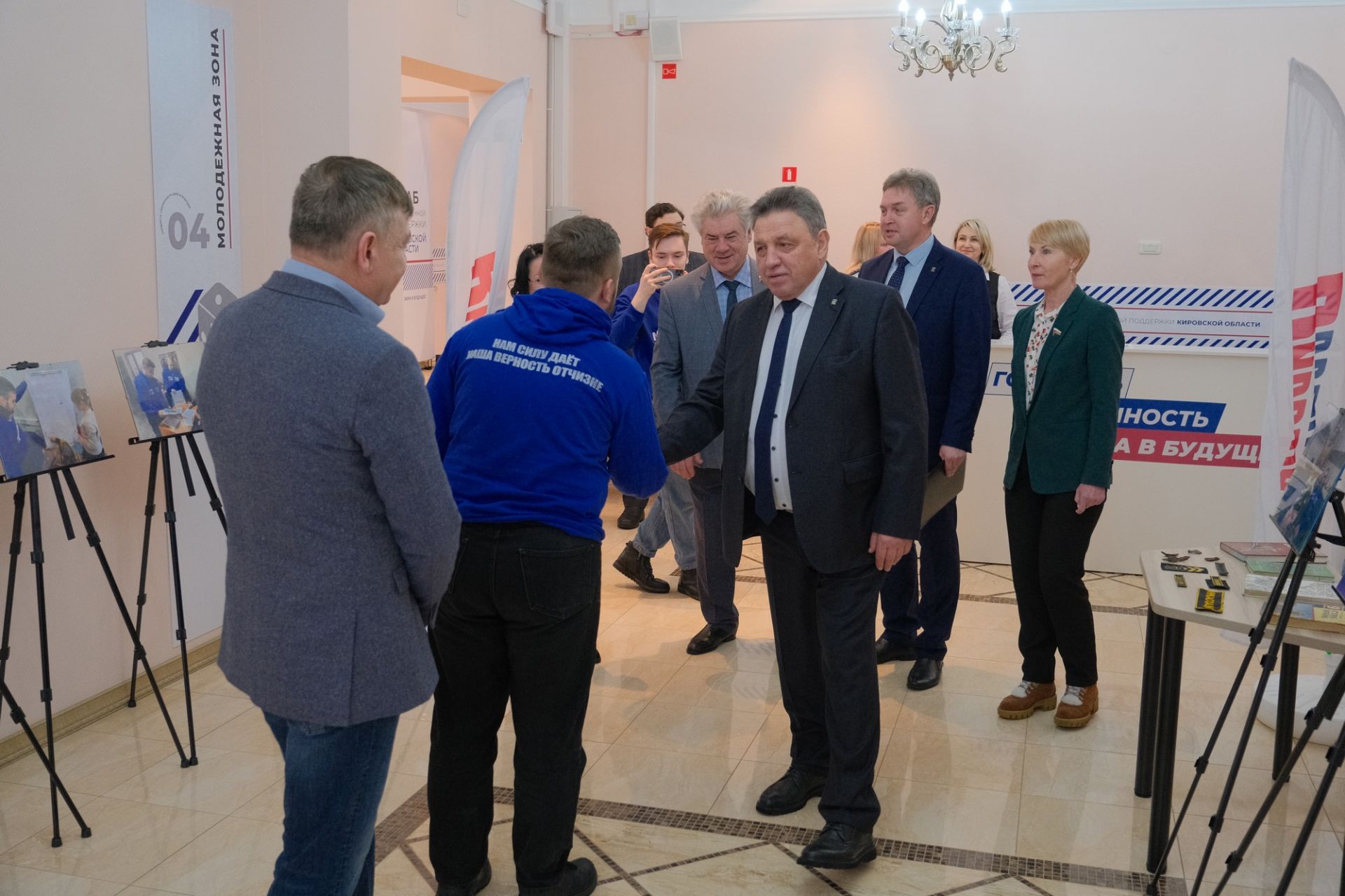 Вячеслав Тимченко и Виктор Бондарев в Кирове наградили  волонтеров-психологов