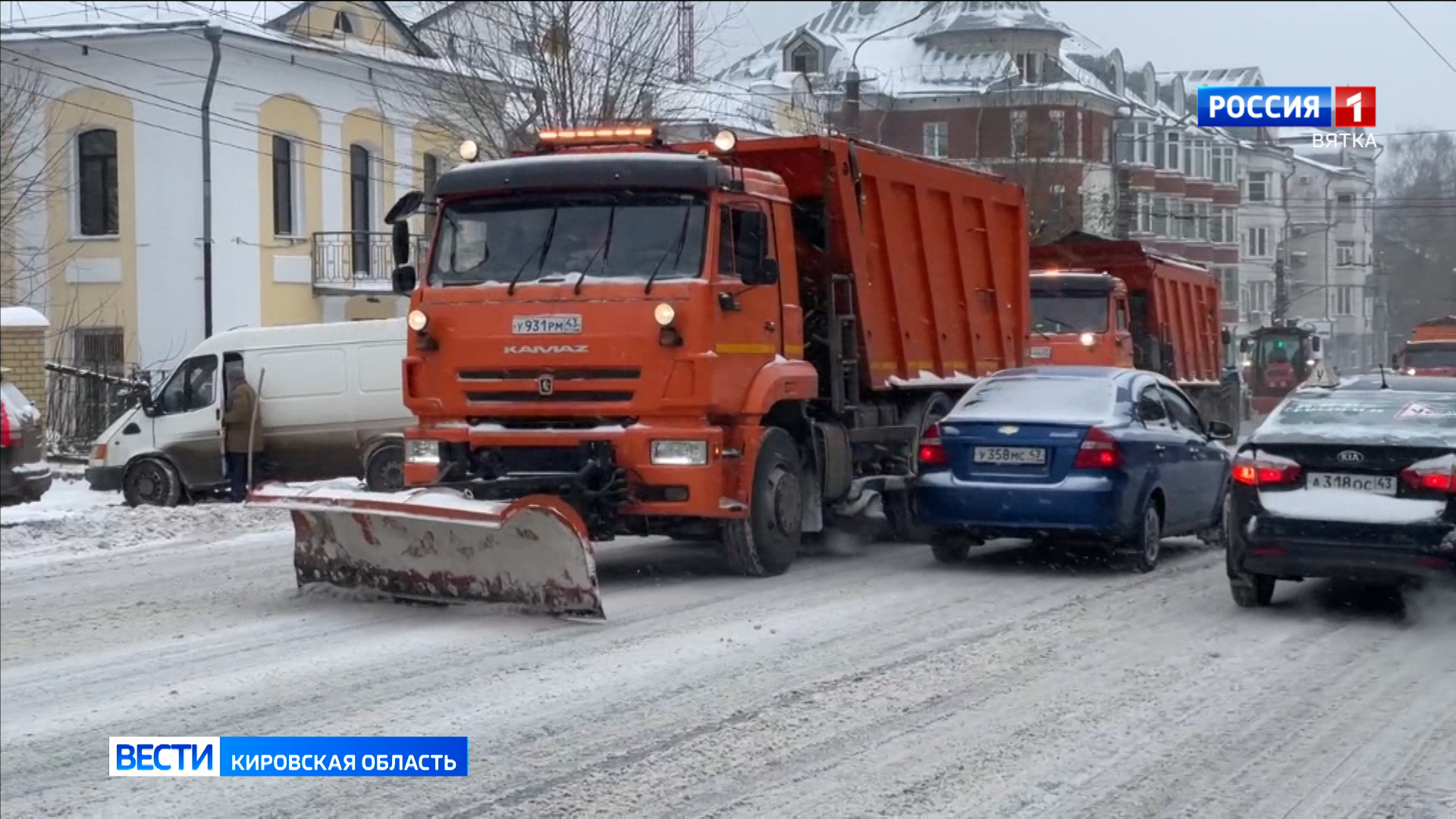 В связи с усилением снегопада в Кирове на крутых подъемах дежурят тягачи