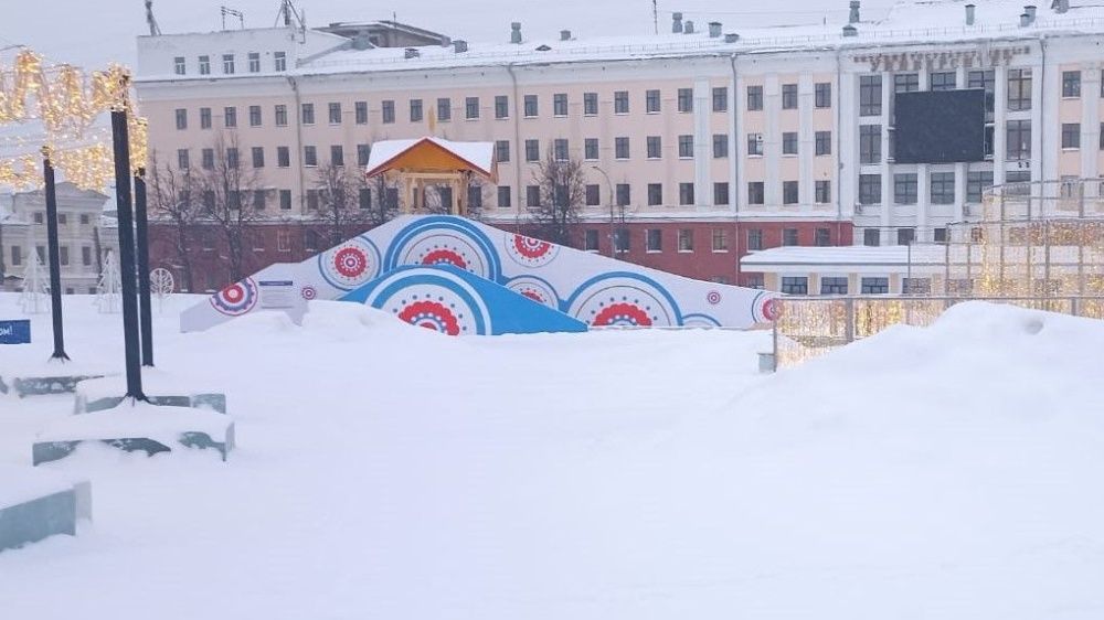 На Театральной площади начали разбирать большую горку
