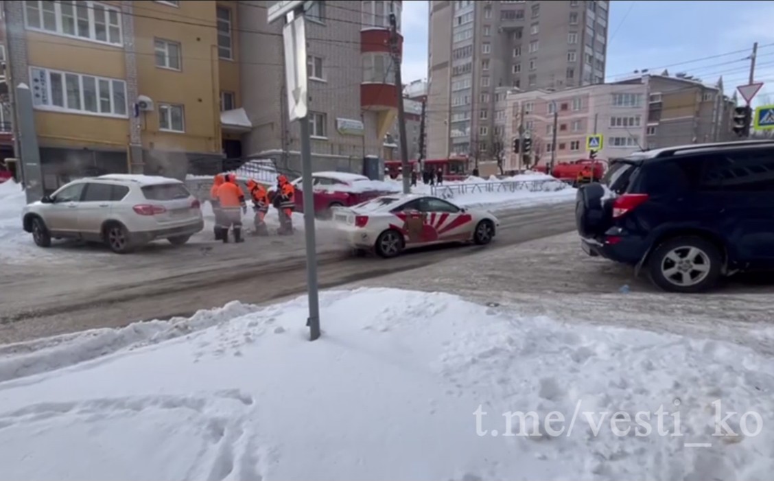 В Кирове на улице МОПРа произошли две утечки воды