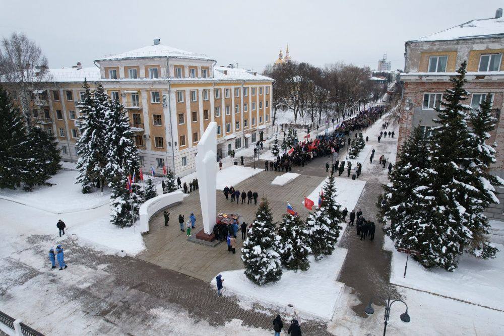 В Кирове состоялась торжественная церемония возложения цветов к мемориалу «Вечный огонь»