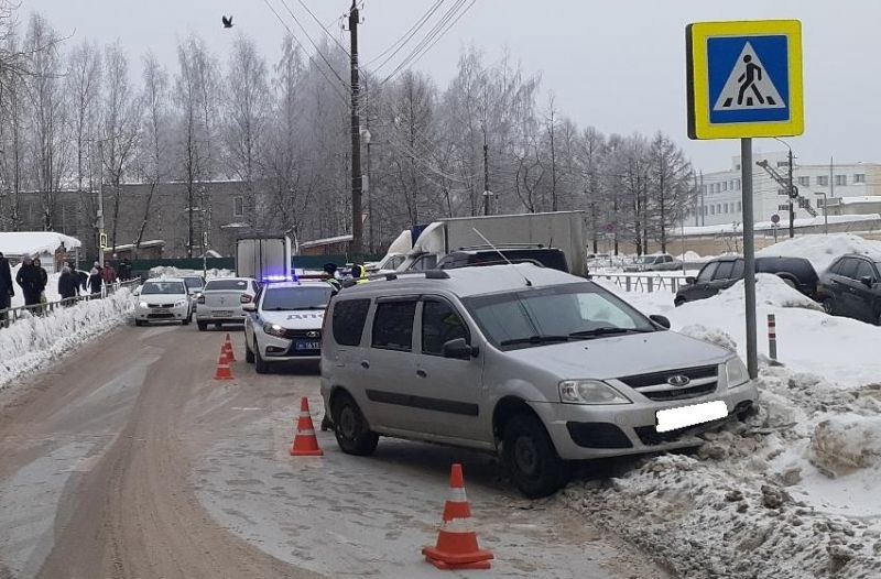 В четверг в Кирове два водителя автомобилей «Лада Ларгус» сбили пешеходов на пешеходных переходах