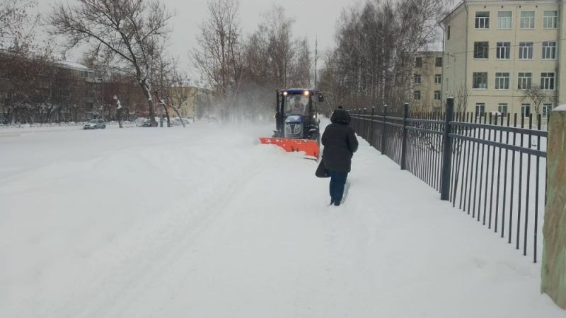 В Кирове подрядчики расширяют дороги и тротуары