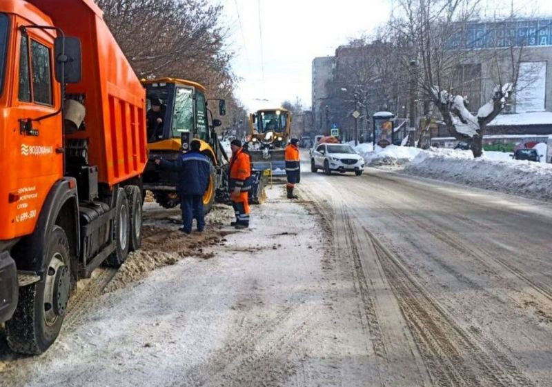 В Кирове устранили утечку на перекрестке улиц Милицейской и Свободы