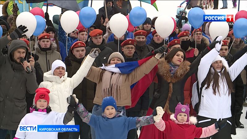 В Кирове прошел поздравительный флешмоб для участников СВО