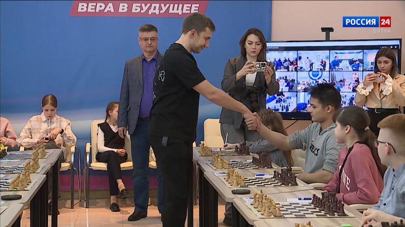 В Кирове открыли шахматный клуб гроссмейстера Сергея Карякина