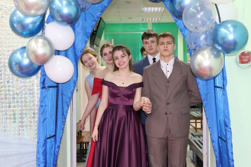 В Зуевской школе состоялся «Зимний бал», посвященный Году семьи