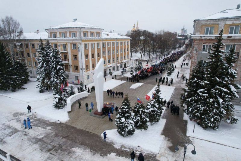 В Кирове состоялась торжественная церемония возложения цветов к мемориалу «Вечный огонь»