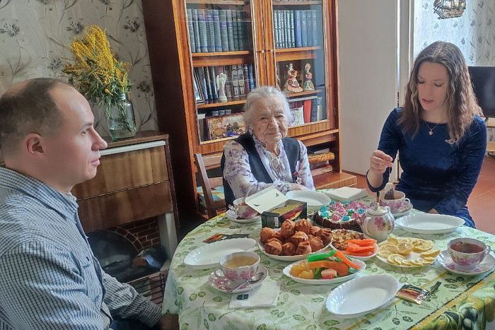 Губернатор Александр Соколов поздравил кировчанку со 100-летием