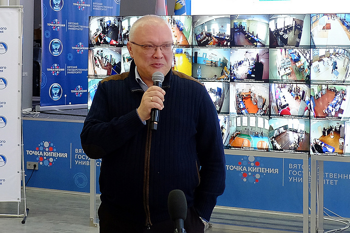 Губернатор Кировской области оценил работу Центра общественной поддержки