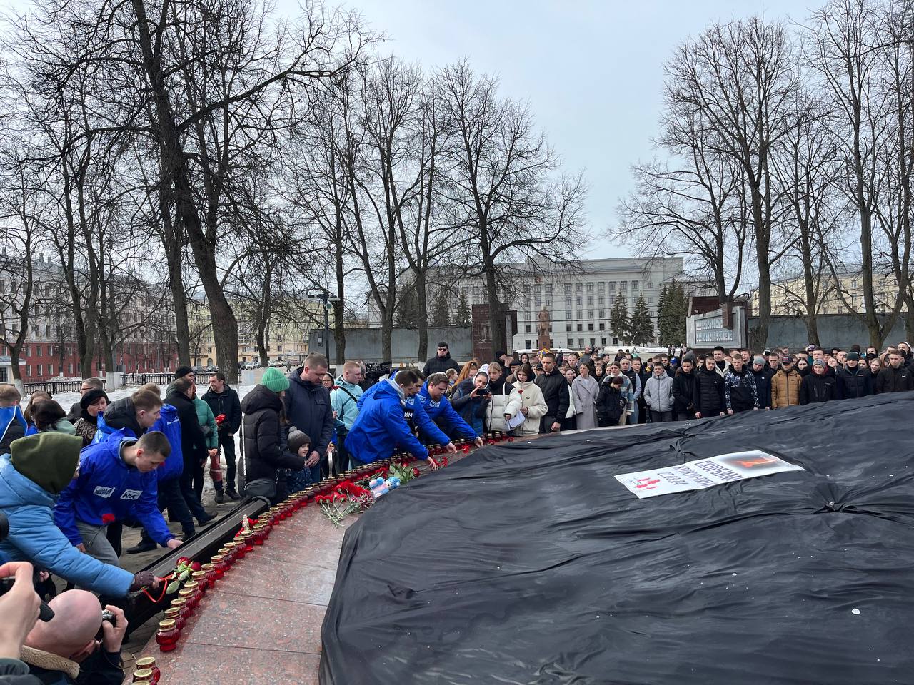 Кировчане несут цветы и игрушки к мемориалу жертвам теракта в «Крокус Сити Холле»
