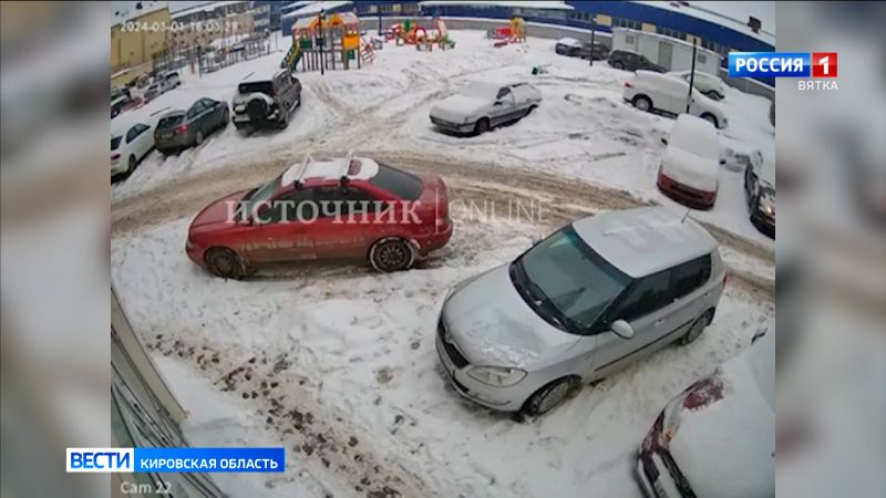 В Кирове на припаркованную машину упала глыба льда