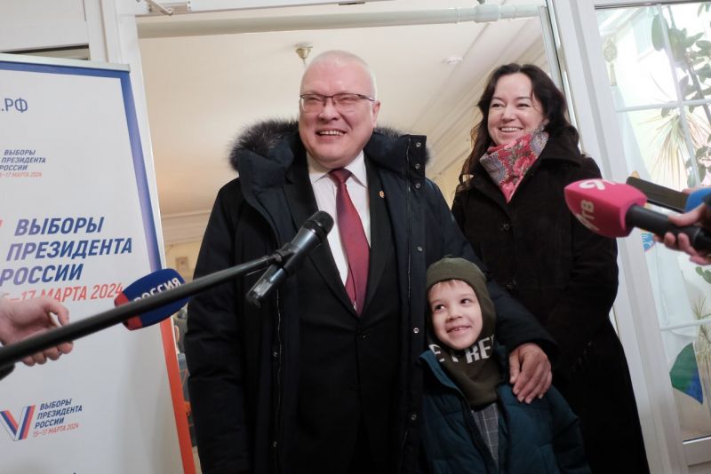 Губернатор Александр Соколов одним из первых проголосовал на выборах Президента Российской Федерации