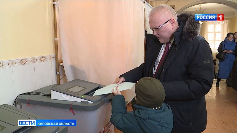 Губернатор Александр Соколов одним из первых проголосовал на выборах Президента Российской Федерации
