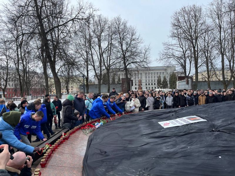 Кировчане несут цветы и игрушки к мемориалу жертвам теракта в «Крокус Сити Холле»