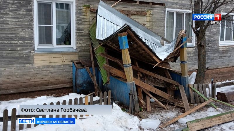 В Нововятске обрушилось крыльцо одного из домов