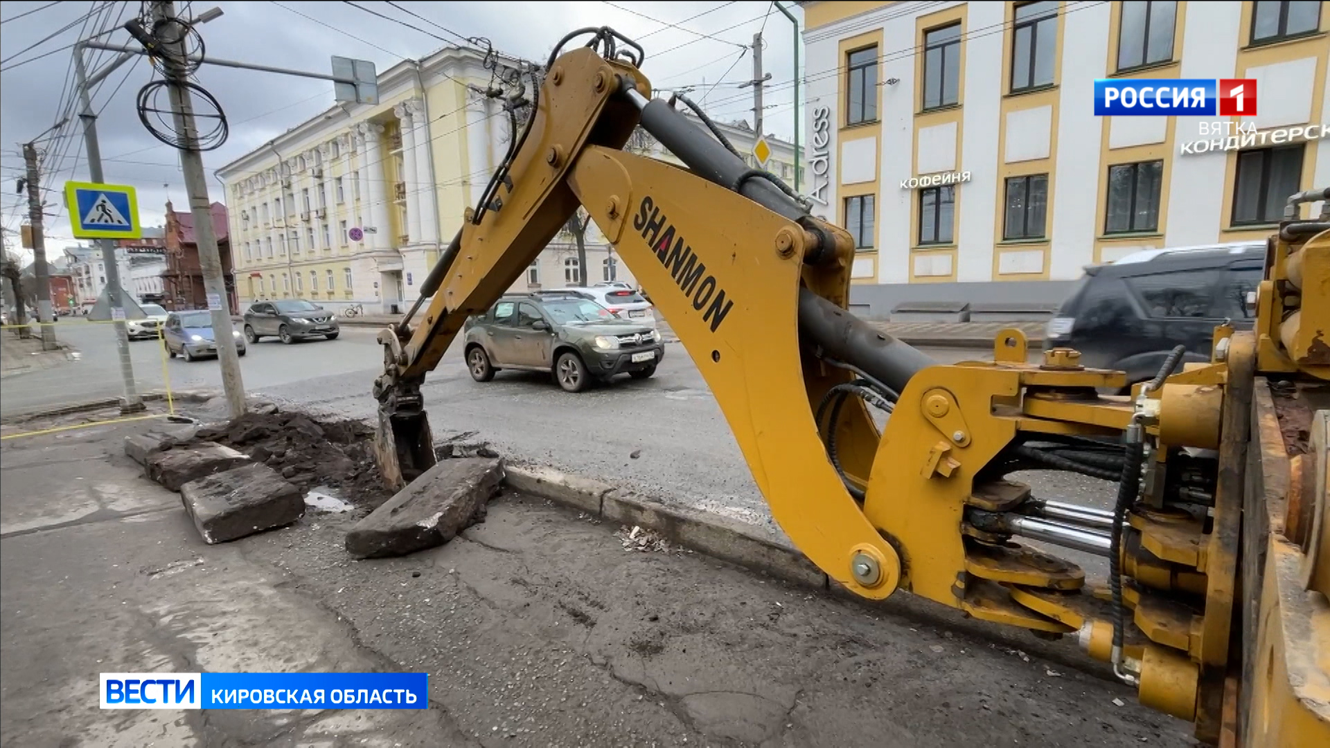 В Кирове на улице Карла Маркса устанавливают новые бордюры