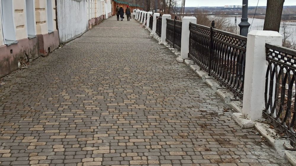 Пешеходную зону на набережной Грина временно перекроют из-за ремонта чугунных ограждений