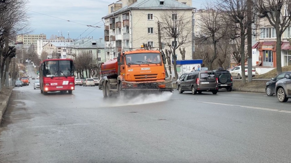 На улицах Киров возобновили влажную уборку