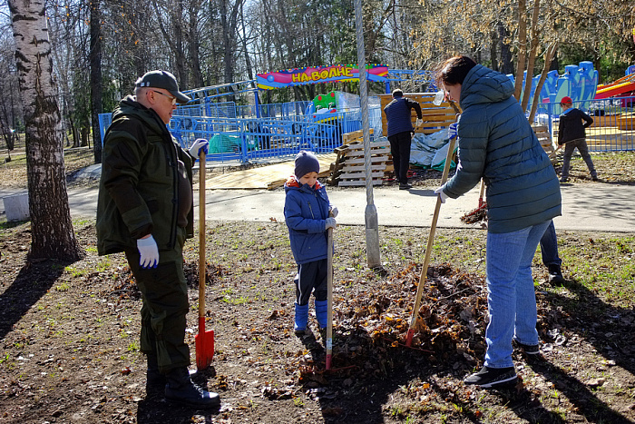 Александр Соколов с семьёй принял участие в общегородском субботнике