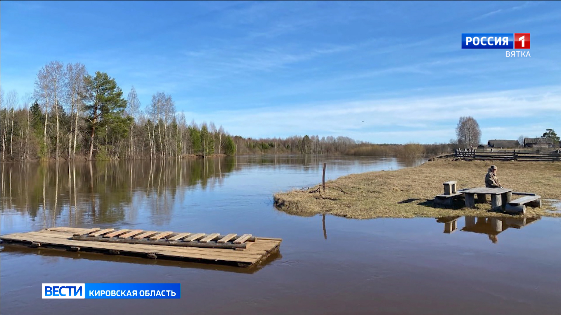 В Афанасьевском районе вода в Каме подбирается к домам и дорогам