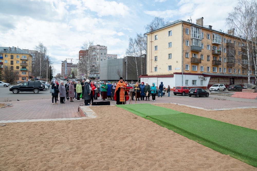 На месте сгоревшего Феодоровского храма начинаются регулярные богослужения
