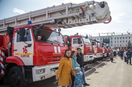 На Театральной площади сегодня отмечают юбилей пожарной охраны России