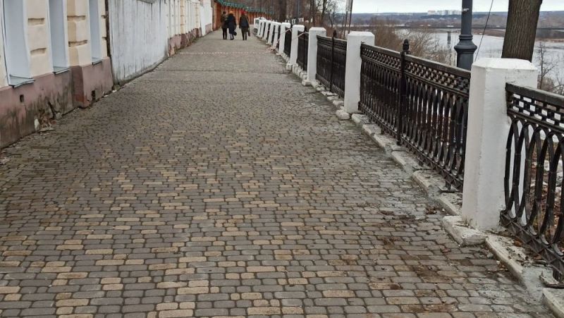 Пешеходную зону на набережной Грина временно перекроют из-за ремонта чугунных ограждений