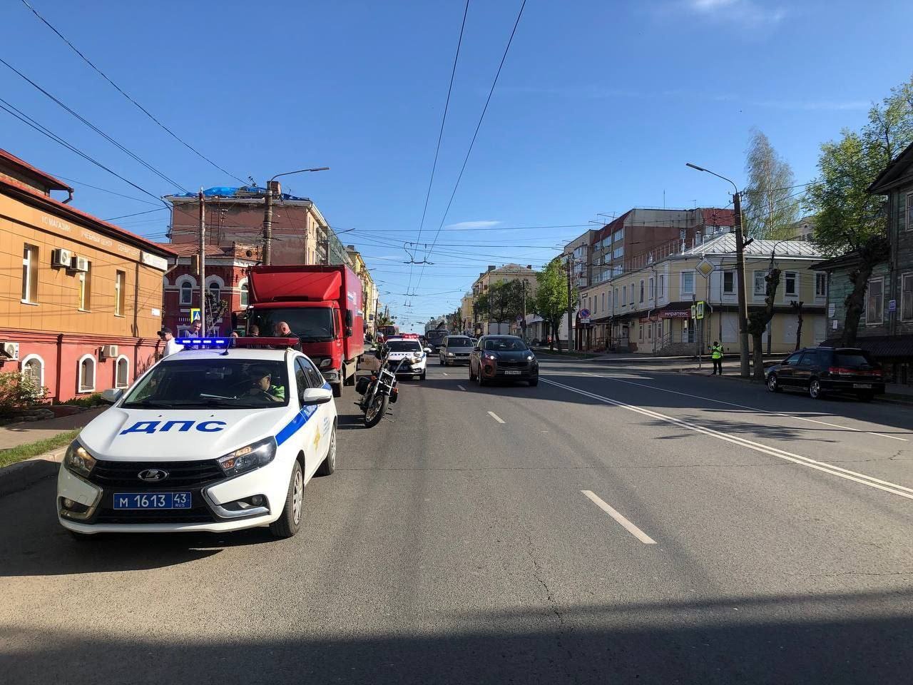 В центре Кирова мотоциклист сбил девочку. Малышка госпитализирована