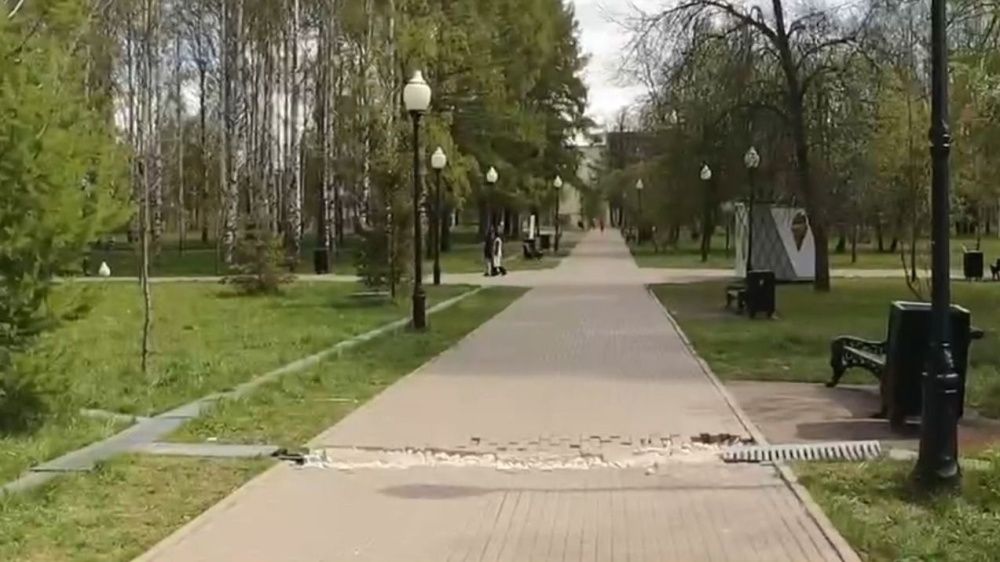 В Кочуровском парке приведут в порядок водоотводные решетки