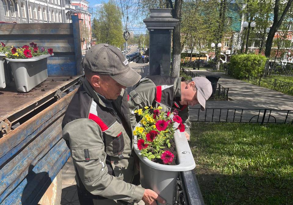 Улицы исторической части Кирова украшают цветами ко дню города