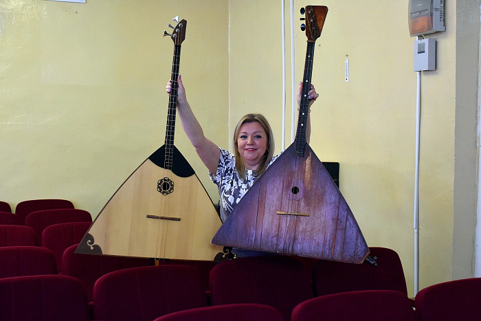 В детскую музыкальную школу Вахрушей поступили 2 акустических пианино, 4 баяна, 15 струнных инструментов